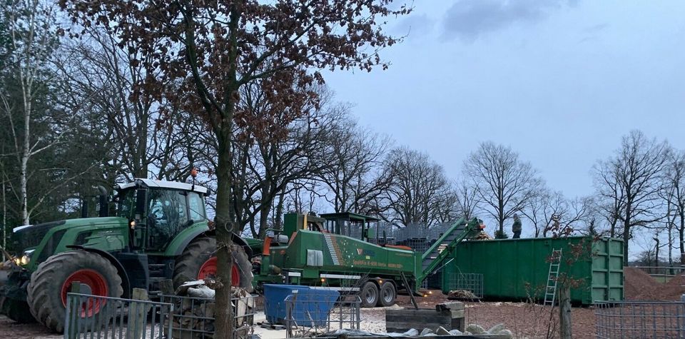 Lohnspalten Holzspalten Brennholz Sägespaltautomat in Wendisch Evern