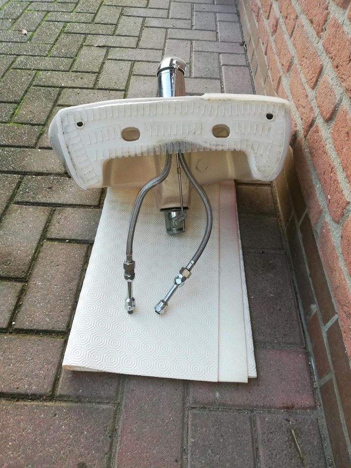 Ein Stück Waschbecken mit Wasserhahn und einem Spiegel in Bredstedt