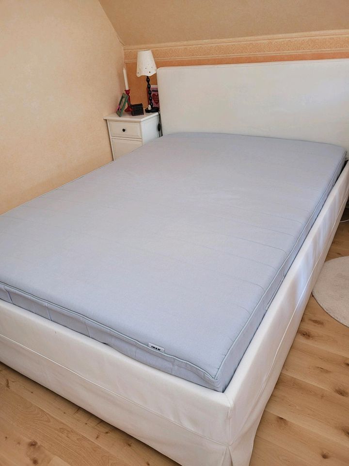 Bett weiß bezogen (IKEA) 140 X 200 cm inkl. Lattenrost + Matratze in Muldenhammer