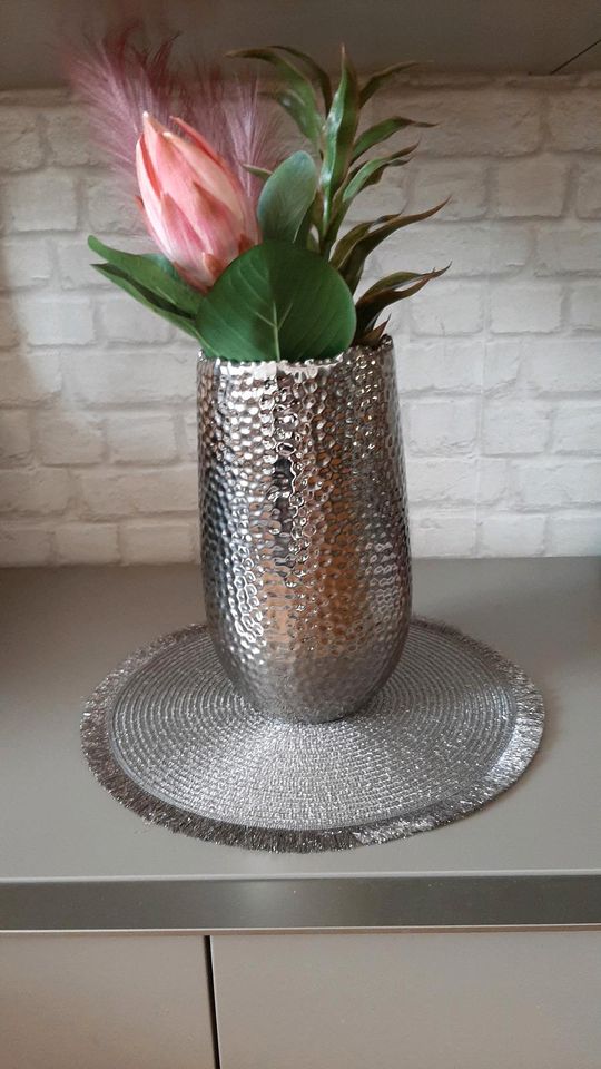 Große Vase mit Blumen in St. Ingbert