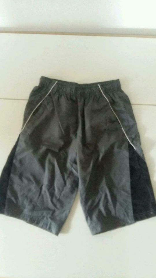 Badehose Shorts 140 / 146, chic und bequem in Höhenkirchen-Siegertsbrunn