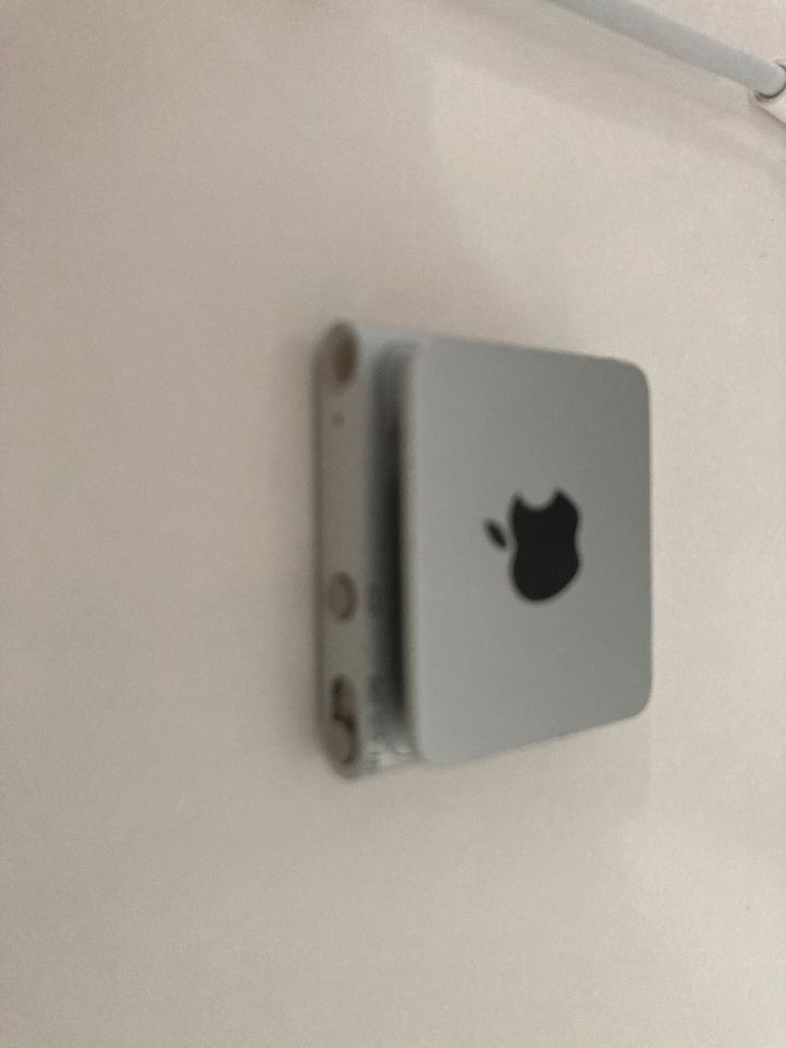 Apple Ipod Shuffle 4. Gen Silber 2GB guter Zustand in Nienhagen