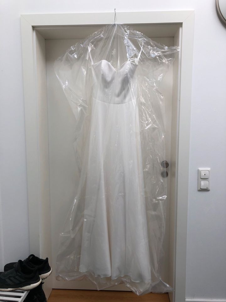 Brautkleid von Bianco Evento in ivory, Gr. 36, ungetragen in Marburg