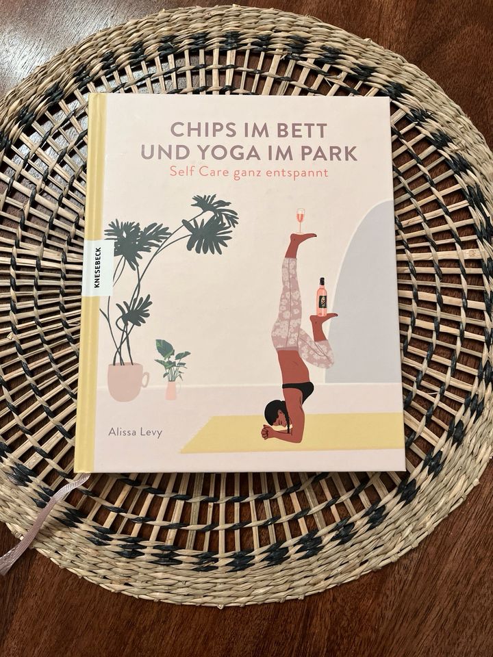 Alissa Levy Buch Chips im Bett Yoga im Park Self Care wie neu in Berlin