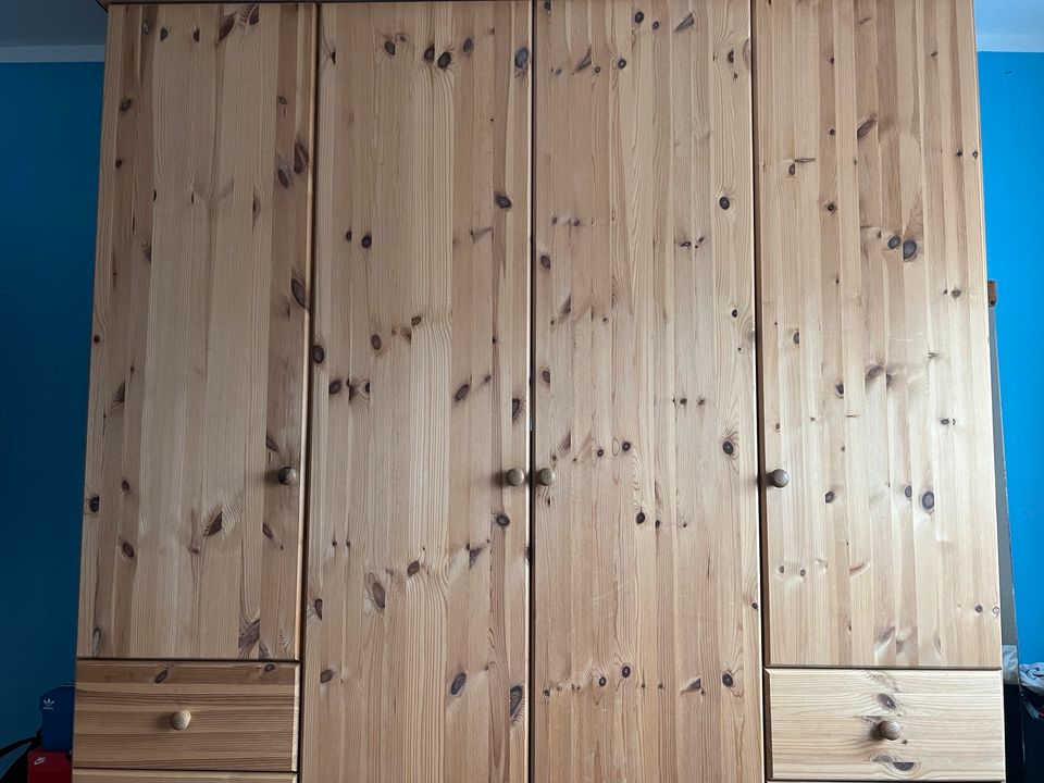 Kleiderschrank Massiv Holz in Karben