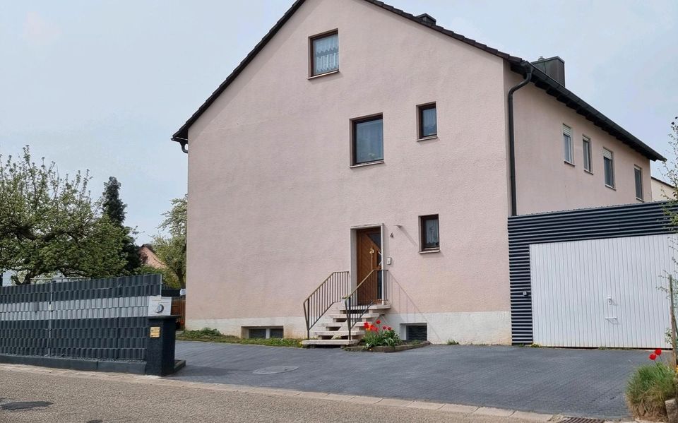 Ein/Zweifamilienhaus mit Gewerbe 3 Garagen und Großen Grundstück in Gunzenhausen