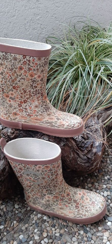 Gummistiefel mit Blumenmuster in Remseck am Neckar