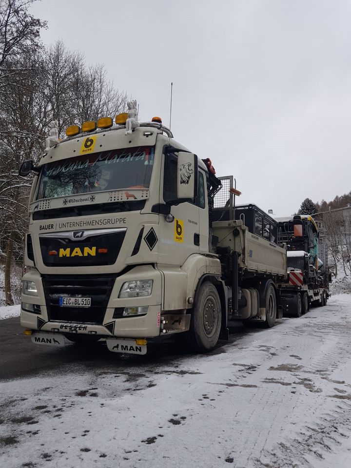 Tieflader Transport von Baumaschinen und Gerät in Walschleben