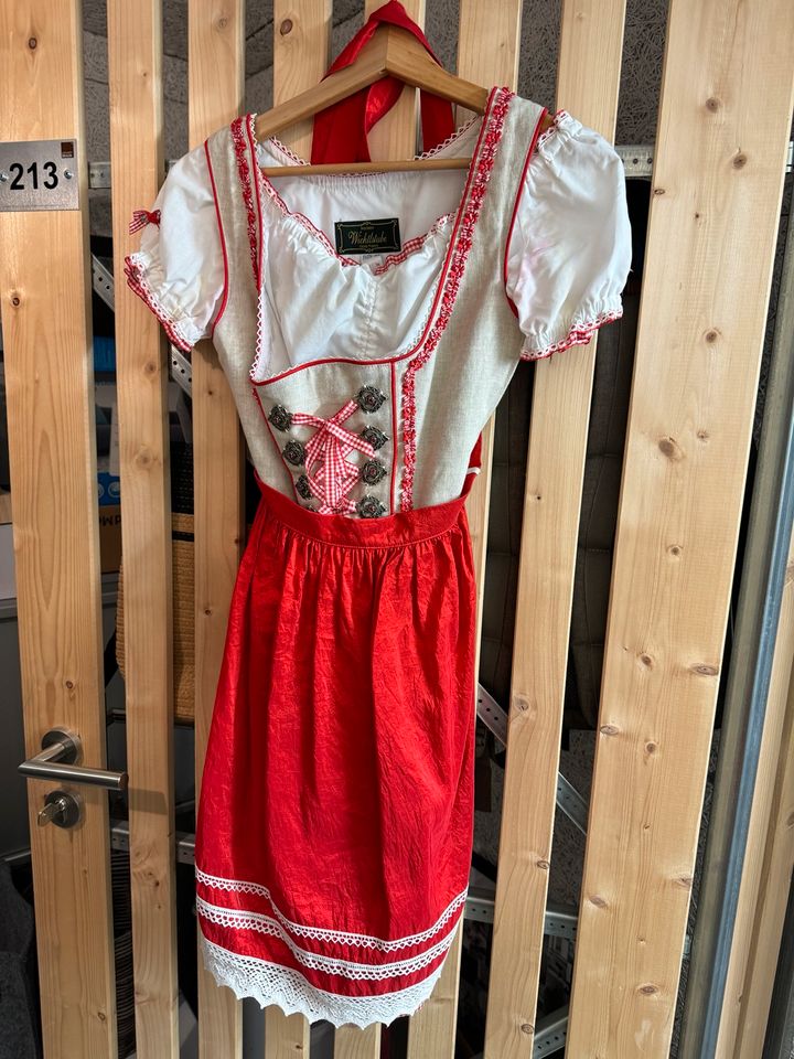 Dirndl in rot inkl. Bluse in München