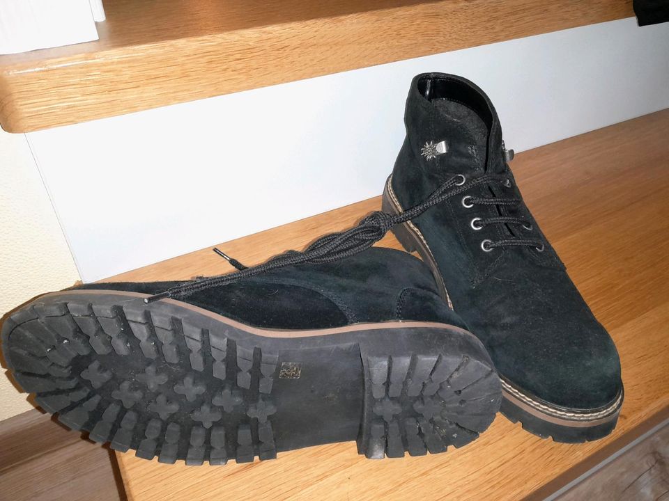 Schwarze Wildlederschuhe in Grabfeld-Behrungen