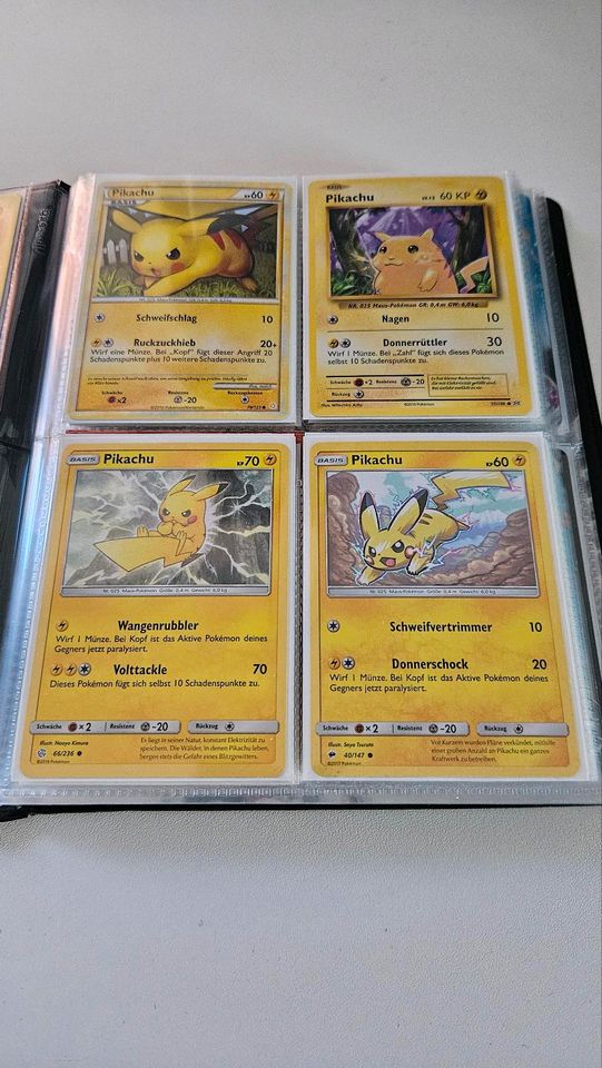 Pokemon Pikachu Sammlung im Ornder in Erlangen