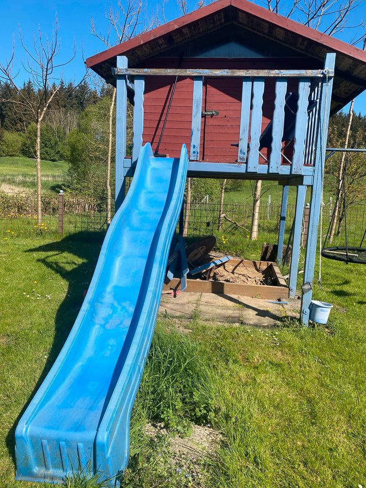 Spielhütte, Baumhaus mit rutsche für Kinder in Rantzau