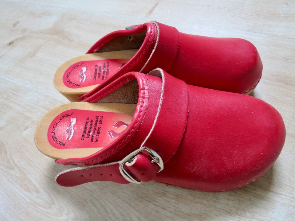 Rote Kinderclogs, Rügenclogs mit Fersenriemen in Kiel