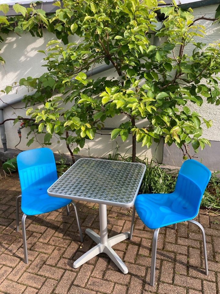 Tisch(60x60cm) mit 2 Stühlen in Schifferstadt