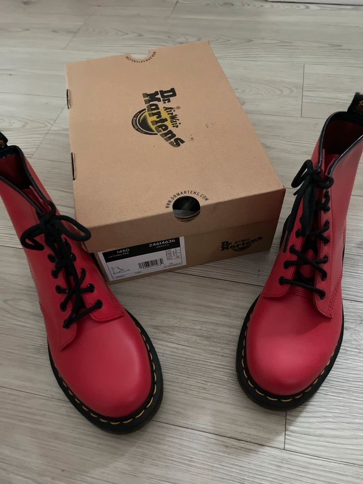 Dr. Martens klassischer Schnürstiefel Glattleder rot Gr.38 NEU Sm in Flensburg