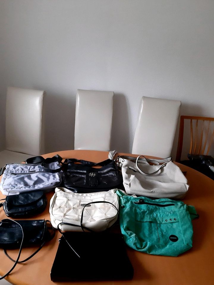 8 stk Damen Handtaschen in Horneburg