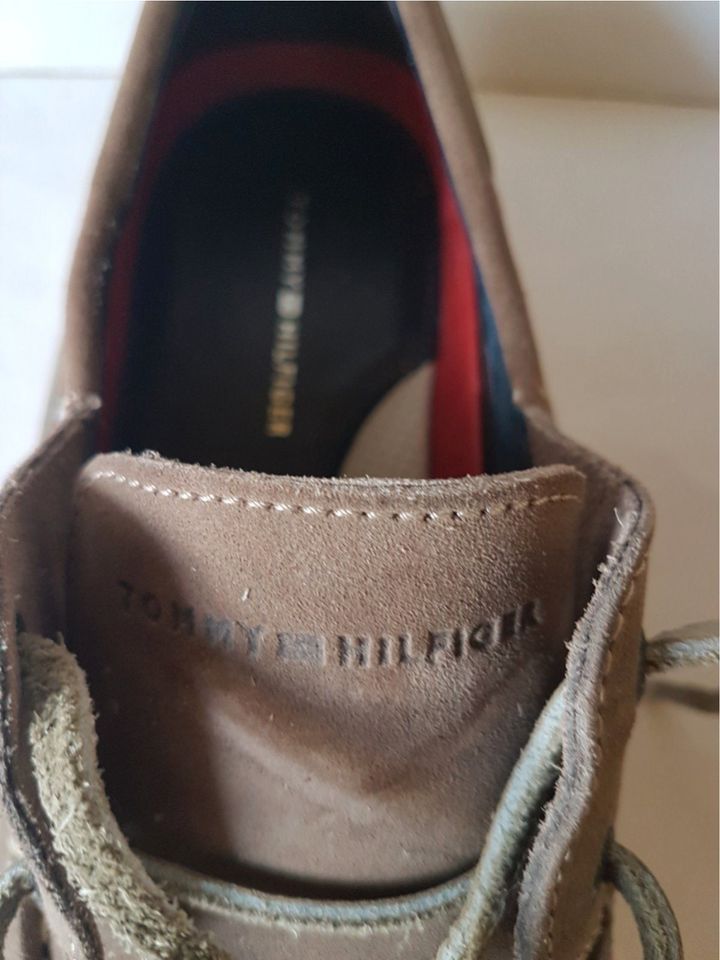 TOMMY HILFIGER Slipper Herren Leder Gr. 44 US 11 taupe top in Altenburg