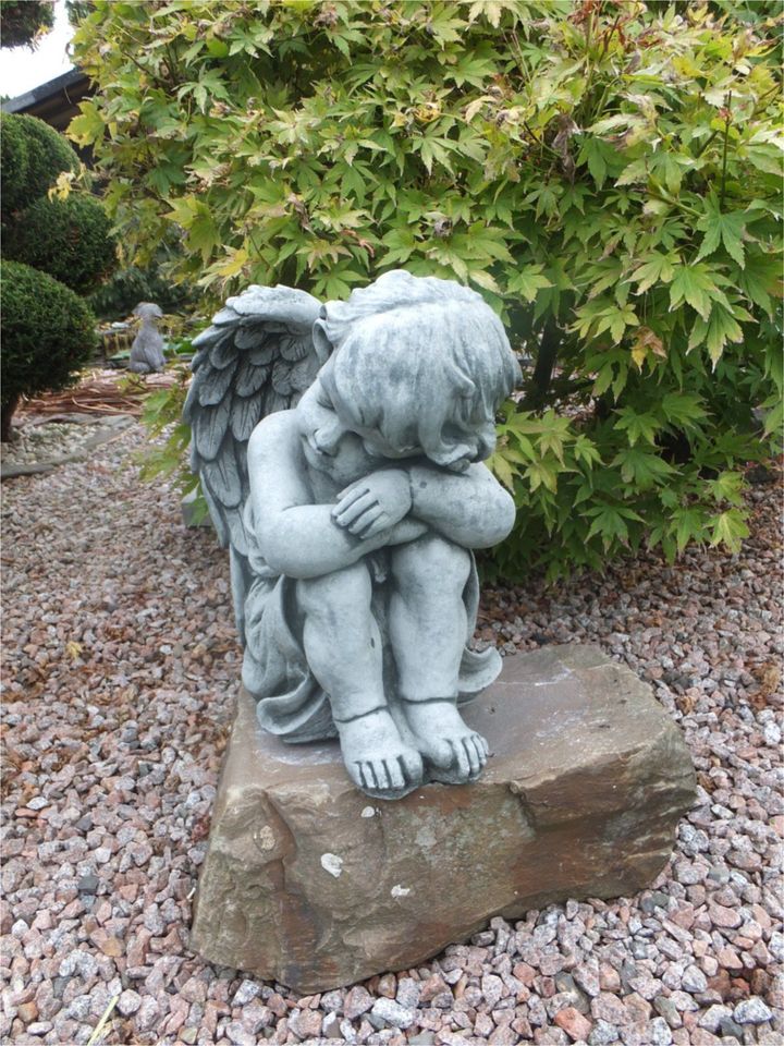 Steinfigur sitzender Engel Junge in Korschenbroich