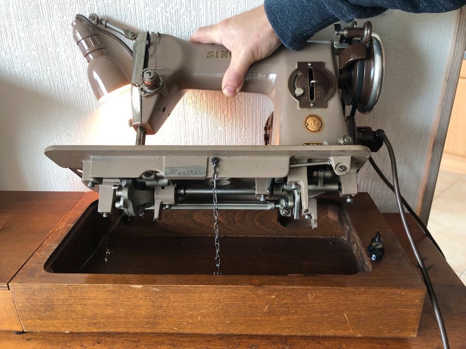 Singer Nähmaschine 215G mit Zubehör mit Koffer in Montabaur