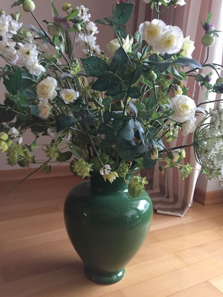 Seidenblumenstrauß mit passender Vase in Hamburg