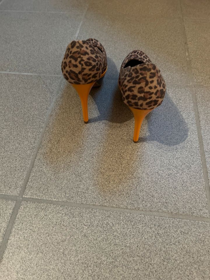 Highheels mit Leoprint in Grafschaft