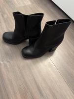 Damen Boots mit Absatz schwarz h&m Größe 38 Nordrhein-Westfalen - Gelsenkirchen Vorschau