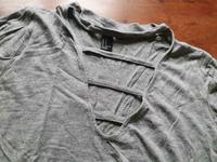 Gr  S: extravagantes T-Shirt grau mit coolem Ausschnitt Kr. München - Kirchheim bei München Vorschau