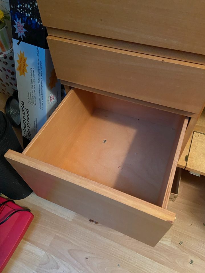 Singer Nähmaschine alt mit Schrank in Lippstadt