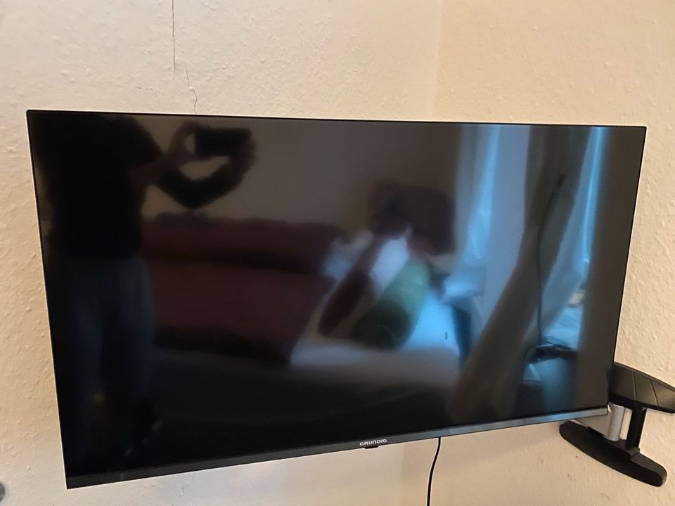 Grundig TV mit Wandhalterung ohne Fuß in Hannover