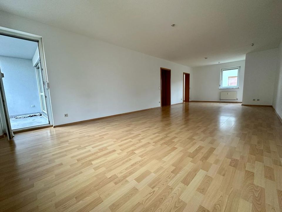 Ruhige, großzügige 2-Zimmer-Wohnung mit schönem Blick in den grünen Innenhof in Nürnberg (Mittelfr)