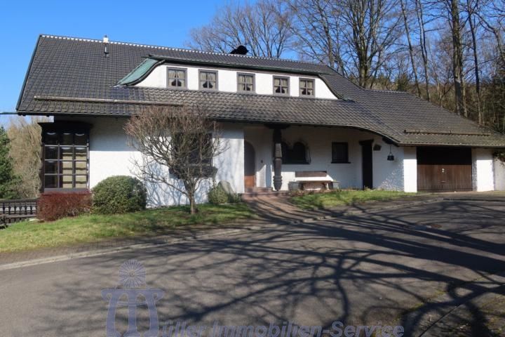 Schöne Landhaus-Villa in unverbaubarer Orts- und Waldrandlage von Homburg in Homburg