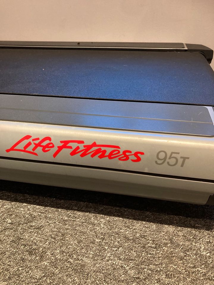 Laufband Life Fitness 95T in Gahro