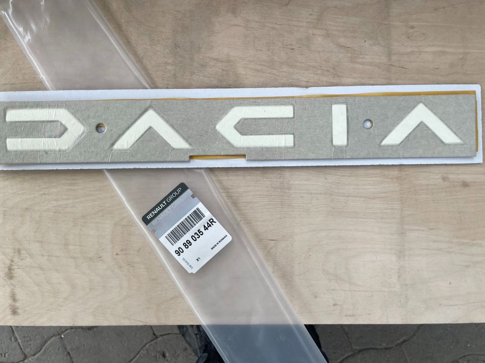 Dacia Emblem neu Weiß in Halle (Westfalen)