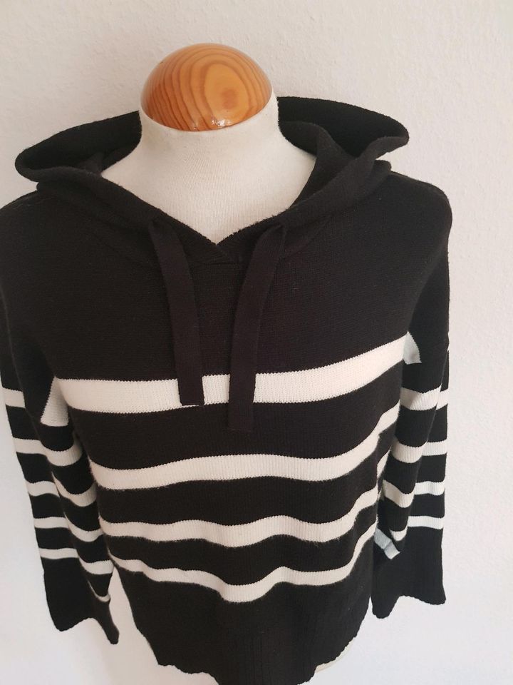 Pullover mit Kapuze in schwarz mit weißen Streifen Gr. XS in Bremen