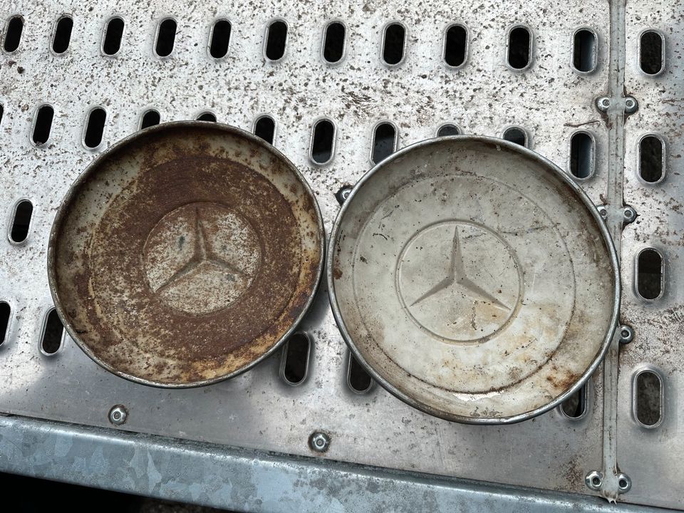 Verkaufe 2 Mercedes Benz Radkappen in Fincken