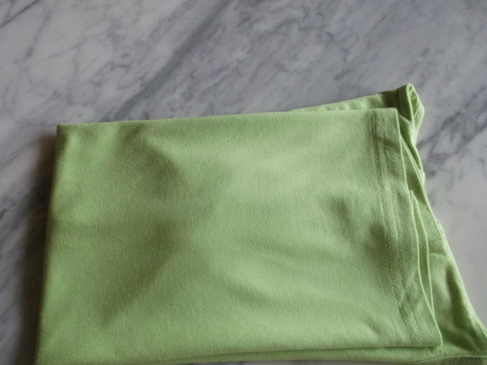 Neuwertiges T-Shirt grün Stretch-Baumwolle, Größe 36 in Frankfurt am Main