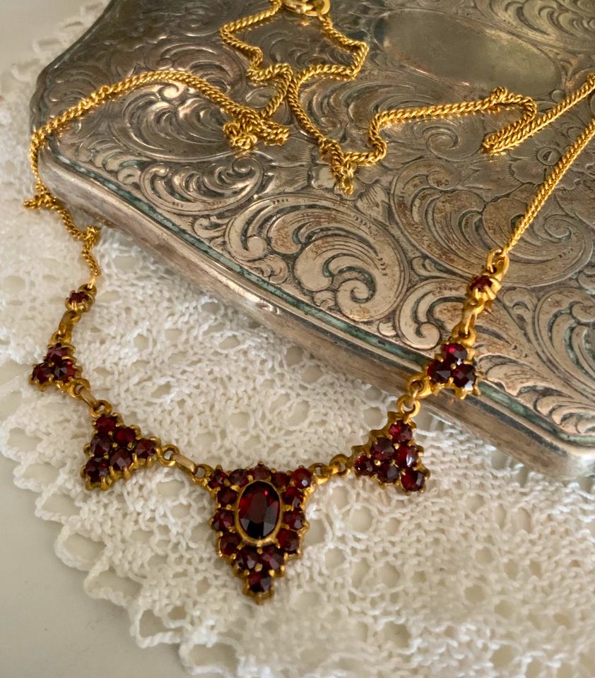 Antikes zartes Jugendstil Granat Collier Vergoldet punziert in Kiebitzreihe