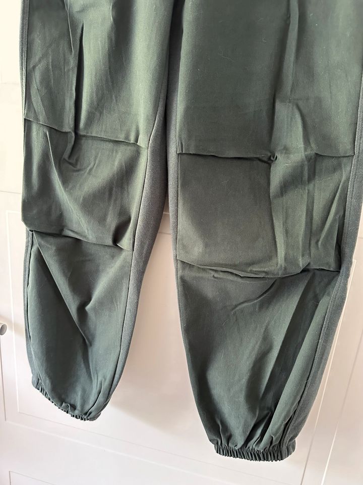 NEU m. Etikett ZARA weite Hose parachute oliv khaki 13 14 158 164 in Südbrookmerland