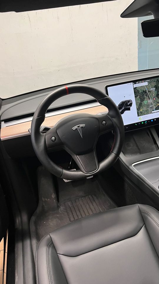 E-rik‘s Garage Tesla Model 3/Y Lenkrad Carbon Alcantara Leder in Fernwald