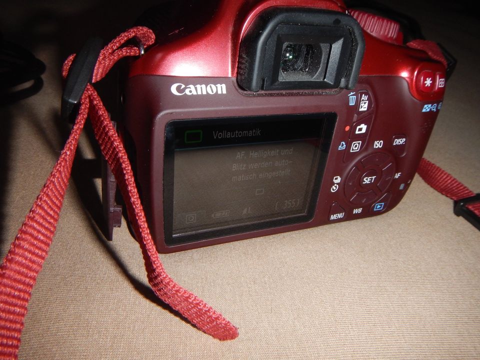 Canon EOS 1100D 12.2MP 18-55mm Rot Nur 1347 Auslösungen in Neuss