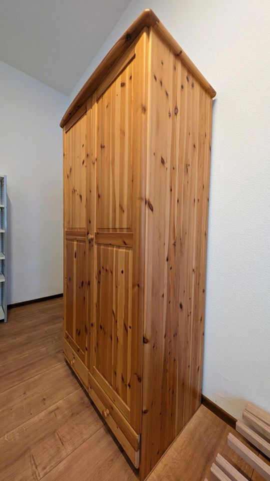 Kleiderschrank Holz in Karlsruhe