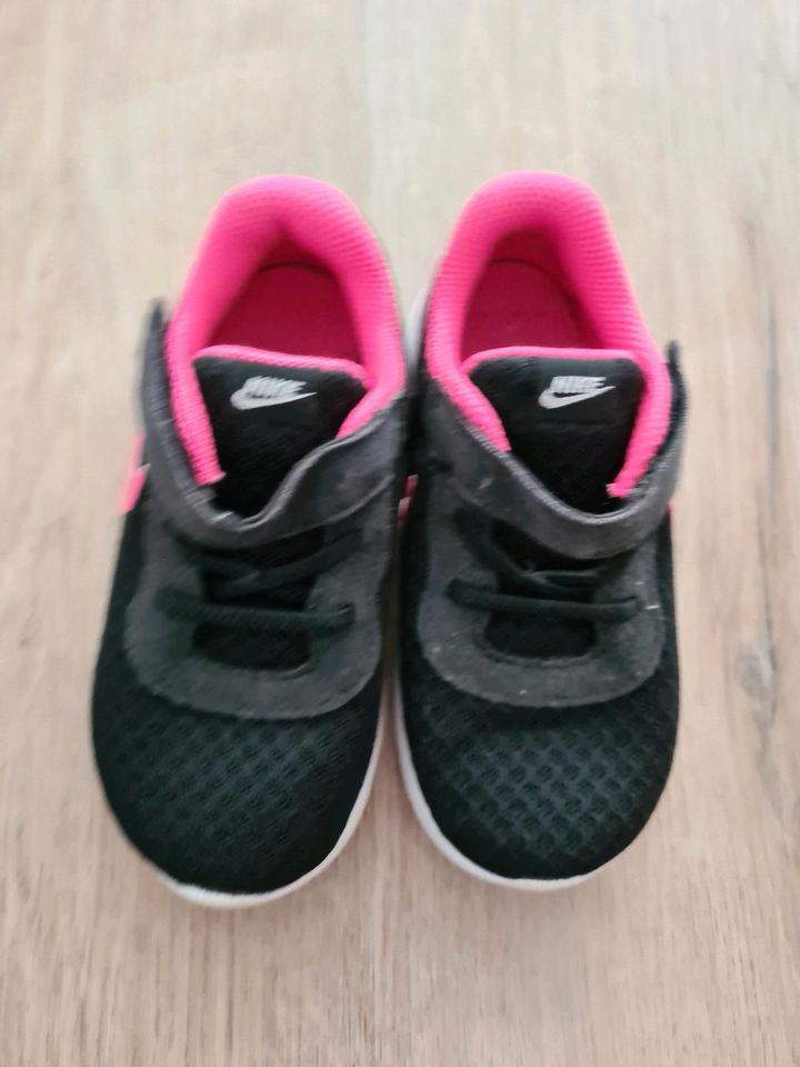 Schuhe 25 Nike Puma Turnschuhe Klett Crocs Hausschuhe C8 Sandalen in Bergisch Gladbach