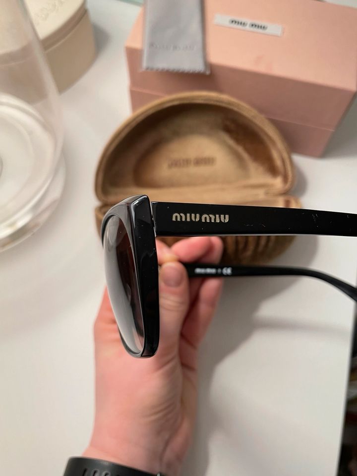 Miu Miu Sonnenbrille  schwarz in Berlin