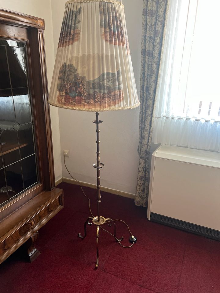 Antike Stehlampe 50er Messing Schirm Postkutschenmotiv in Gehrden