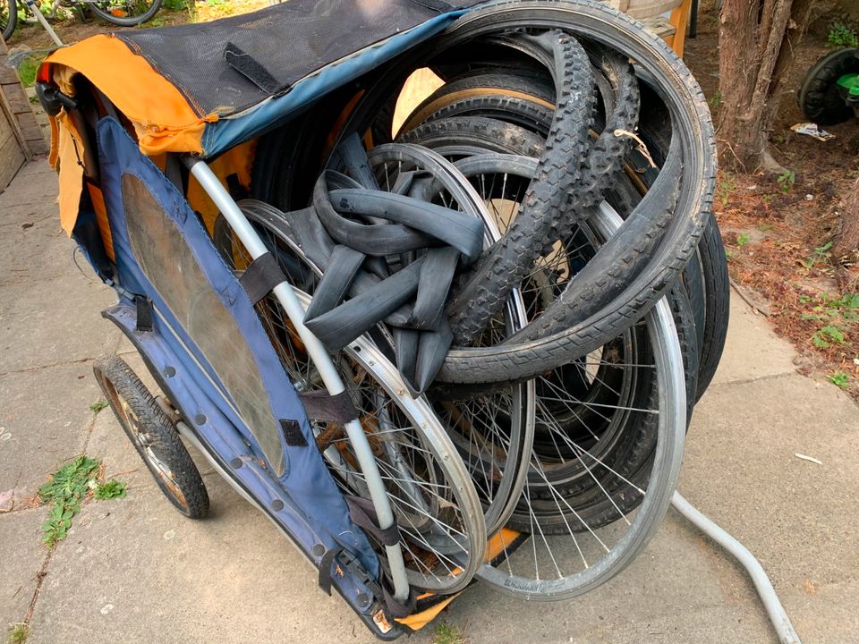 Viele verschiedene Fahrradteile Sattel Bremse Reifen Rad Anhänger in Schellerten