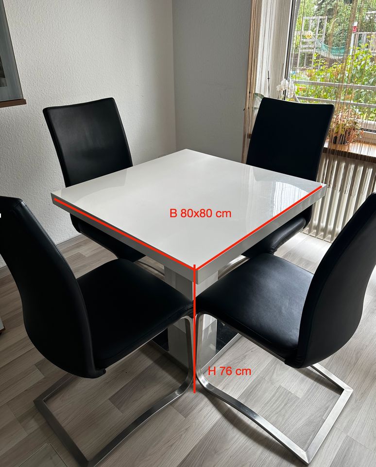Tisch mit 4 Stühlen in Heidesheim
