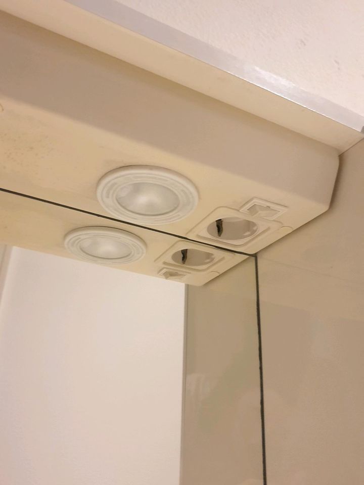 Hängeschrank mit Spiegel - BAD UND WC in Möglingen 