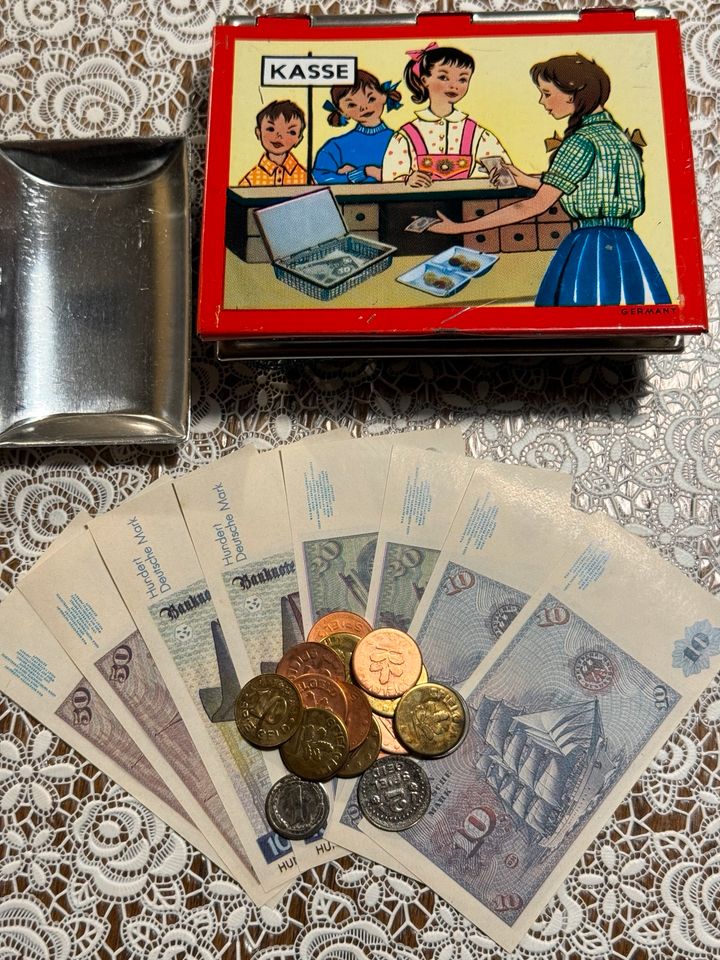 Alte Kasse Kaufmannsladen Blechspielzeug+Spielgeld 1940/50er J. in Leipzig