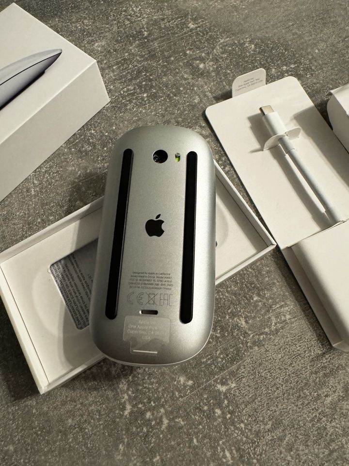 Magic Mouse Maus 2 in Weiß + USB C Multiport Adapter von Apple in Lüneburg