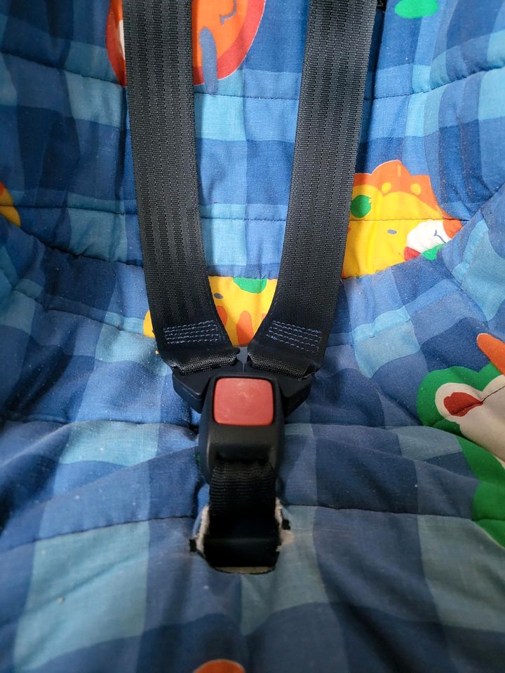 Autositz/Babyschale - auch für große Puppen zum Spielen in Laatzen